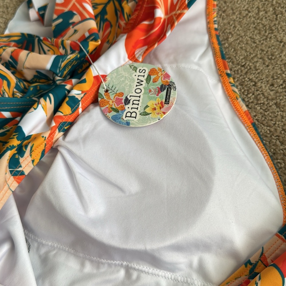 235 NWT Binlowis V Neck Ruffle One Piece Swimsuit NO BELT - Size: Medium‎ - Picture 5 of 6